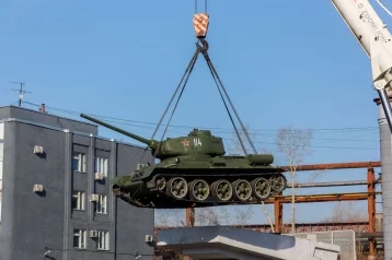 Фото: Танк Т-34 сняли с постамента на площади Побед в Новокузнецке 1