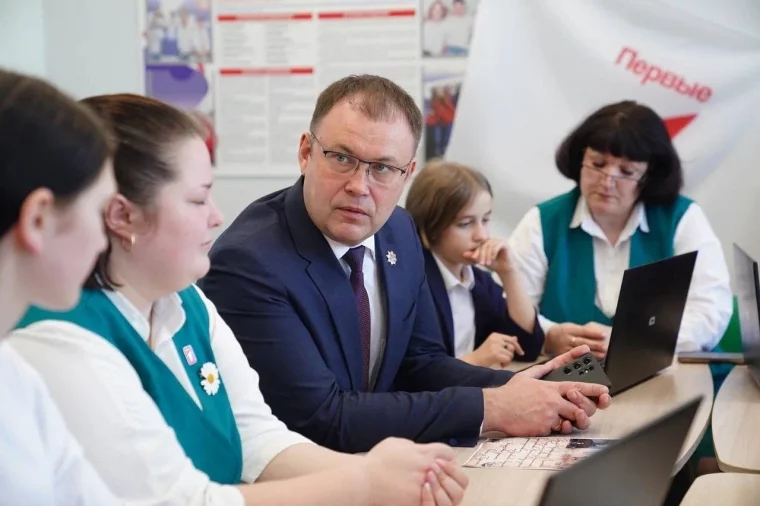 Фото: Илья Середюк посетил школу в одном из пгт Кузбасса, открывшуюся после капремонта 7