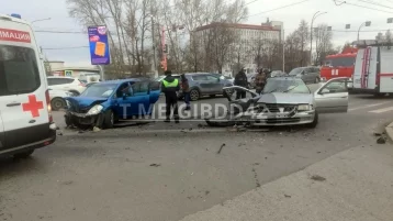 Фото: Жёсткое столкновение двух автомобилей произошло на оживлённом перекрёстке в Кемерове: есть пострадавшие 1
