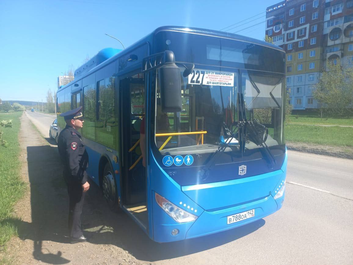 В Кемерове полиция нашла водителя автобуса, которого сняли на видео пассажиры. Он отвлекался на телефон