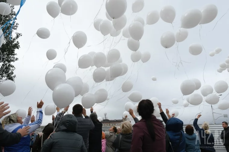 Фото: Родственники погибших на пожаре в «Зимней вишне» запустили в небо белые шары 1