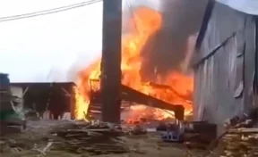 При крупном пожаре на пилораме в Кузбассе пострадал человек