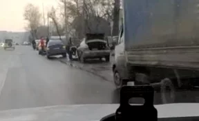На кемеровской улице несколько автомобилей повредили колёса