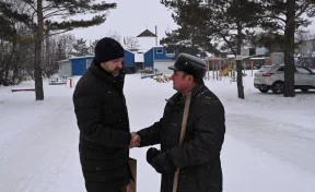 Мэр вручил награду знаменитому кузбасскому дяде Лёне: он каждый год строит горки для детей