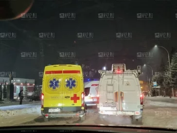 Фото: Очевидцы: в Кемерове маршрутку развернуло на дороге и вынесло на трамвайные пути 3