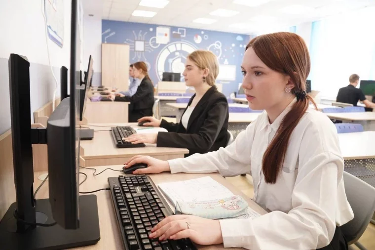 Фото: Илья Середюк посетил школу в одном из пгт Кузбасса, открывшуюся после капремонта 8