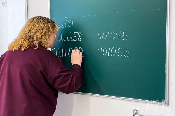 Бесплатные музеи, наставничество и звание «Ветеран труда»: в России утвердили новые меры поддержки учителей