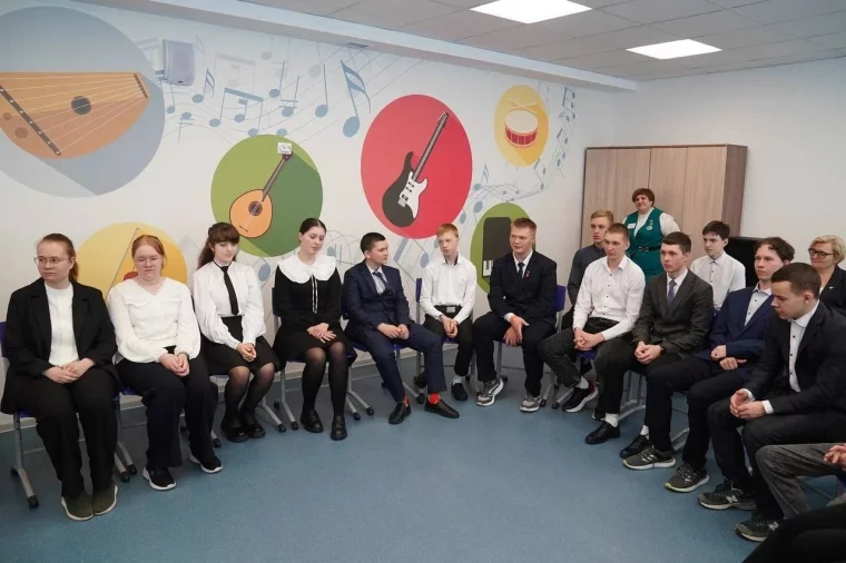 Фото: Илья Середюк посетил школу в одном из пгт Кузбасса, открывшуюся после капремонта 9
