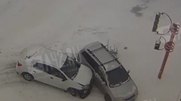 Фото: Автомобиль снёс дорожное ограждение в результате ДТП в Кузбассе 1