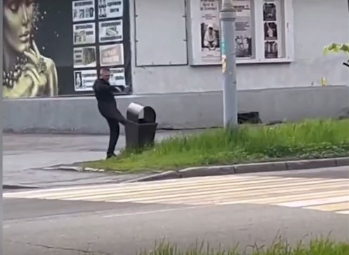 Кузбассовец бегал по скверу и пугал прохожих: его задержала полиция
