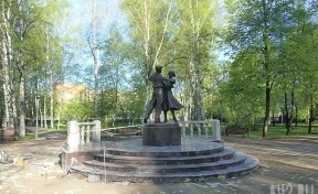 В Кемерове установили скульптуру «Школьный вальс» в Сквере Юности