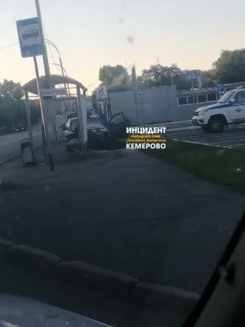 Фото: В Кемерове автомобиль врезался в остановочный павильон 1