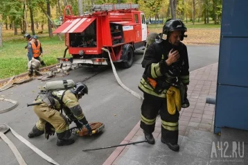 Фото: В Кузбассе в многоэтажном доме загорелась ванная, эвакуировали 11 человек 1