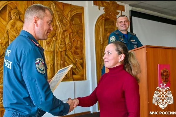 Жительница Кузбасса спасла дом соседей от пожара: её поблагодарили в МЧС