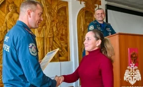 Жительница Кузбасса спасла дом соседей от пожара: её поблагодарили в МЧС