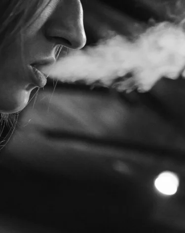 «Туда напихивают всё, что хотите»: Онищенко призвал полностью запретить вейпы