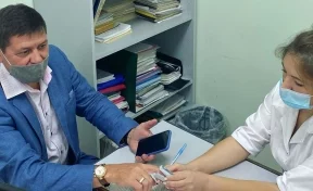 Мэр кузбасского города прошёл ревакцинацию от коронавируса