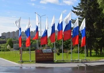 Фото: В Кемерове в преддверии Дня шахтёра улицы украсили 1 724 флага 1