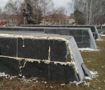 Фото: В администрации Топок ответили на слова о ремонте Мемориала ВОВ 1