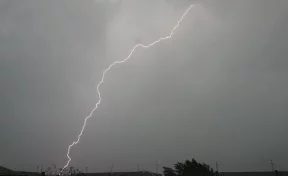 Кемеровчане сняли на видео молнию, ударившую в телебашню