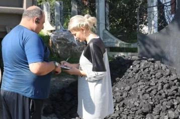 Фото: Более 600 жителей Кемерова получили благотворительный уголь 1