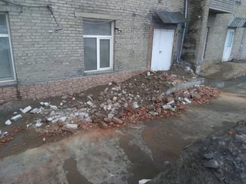 Фото: Соцсети: в кузбасском городе упал кусок стены многоэтажного дома 1