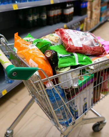 В новосибирском супермаркете на 6 часов заперли в подсобке 11-летнюю школьницу из-за конфеты