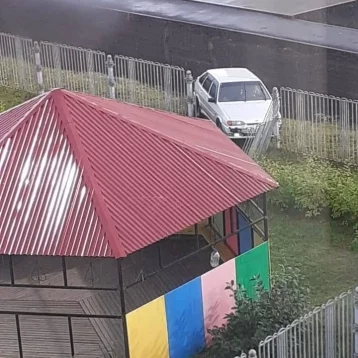Фото: В Кузбассе автомобиль протаранил забор детского сада 1