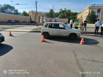 Фото: В Кузбассе автомобиль сбил школьницу на переходе 1