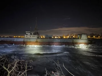 Фото: В Ленинградской области от причала оторвался сухогруз 1