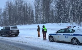В Кузбассе семья из Иркутска застряла на трассе из-за сломавшегося автомобиля
