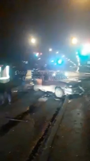 Фото: Последствия ДТП на кемеровском перекрёстке сняли на видео  1