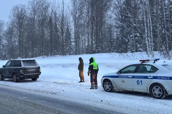 В Кузбассе семья из Иркутска застряла на трассе из-за сломавшегося автомобиля