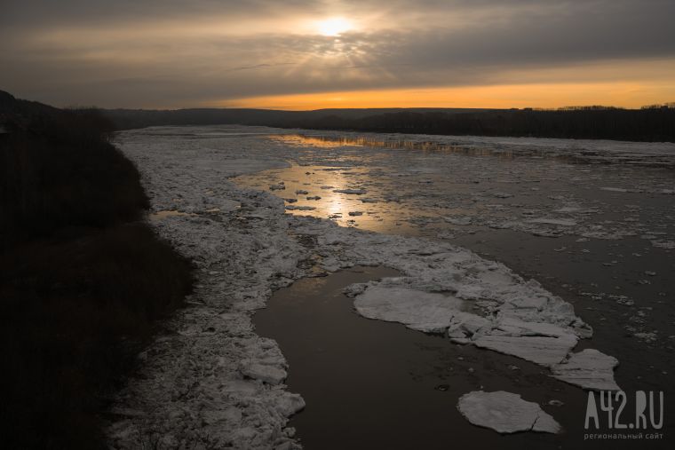 На реке Томь в Кемерове начался ледоход