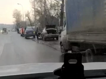 Фото: На кемеровской улице несколько автомобилей повредили колёса 1