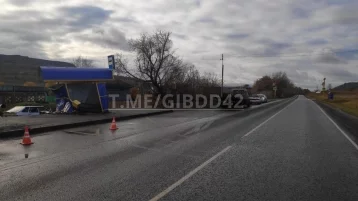 Фото: В ГИБДД сообщили подробности ДТП с автомобилем, врезавшимся в остановку в Кузбассе 1
