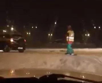 Фото: В ГИБДД прокомментировали видео с кемеровчанином, катающимся на сноуборде по дорогам 1
