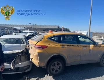 Фото: Массовое ДТП с такси произошло на Киевском шоссе в Москве 1