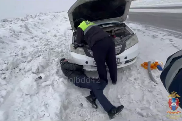В Новокузнецке сотрудники Госавтоинспекции помогли водителю заглохшей машины