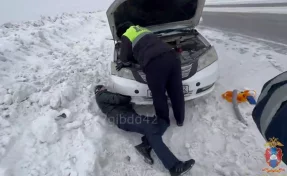 В Новокузнецке сотрудники Госавтоинспекции помогли водителю заглохшей машины