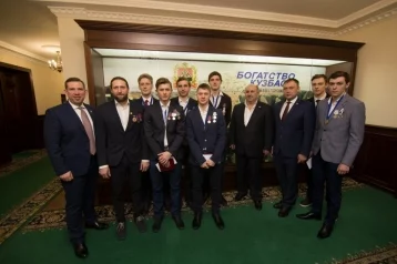 Фото: Аман Тулеев наградил кузбасских хоккеистов-победителей мировых первенств 1