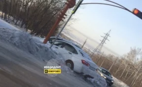 «Сильнейший удар»: в Кемерове легковые авто вынесло с проезжей части на тротуар