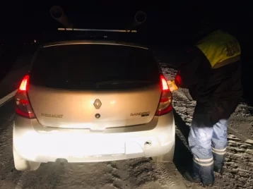 Фото: В Кузбассе полицейские помогли водителю из Новосибирска, оставшемуся без топлива 1