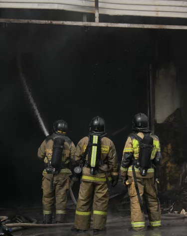 В Новокузнецке в строящейся многоэтажке вспыхнул пожар 