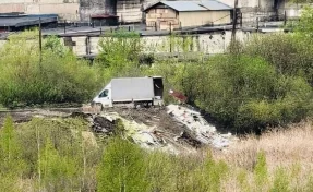 В Новокузнецке установили личность мужчины, выгрузившего строительный мусор на берег