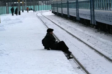 Фото: Полицейские оштрафовали двух кузбассовцев, едва не попавших под поезд 2