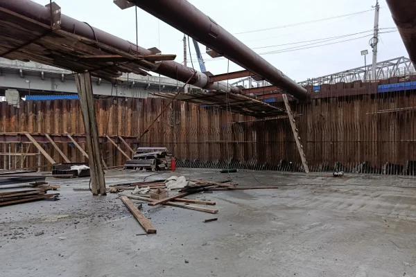 В Новосибирске 2 рабочих упали с высоты при строительстве моста через Обь