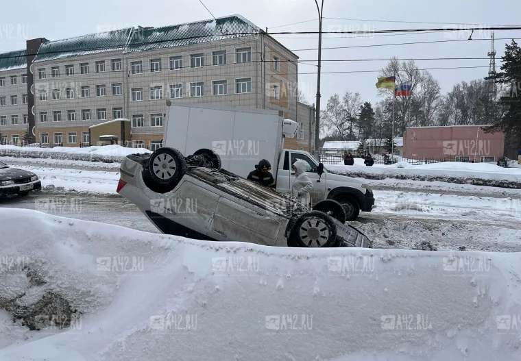 Фото: В Кемерове на проспекте Шахтёров перевернулся автомобиль 5