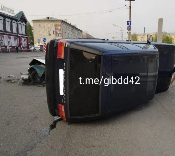 Фото: В ГИБДД рассказали подробности ДТП с опрокинувшимся набок автомобилем в Новокузнецке 1