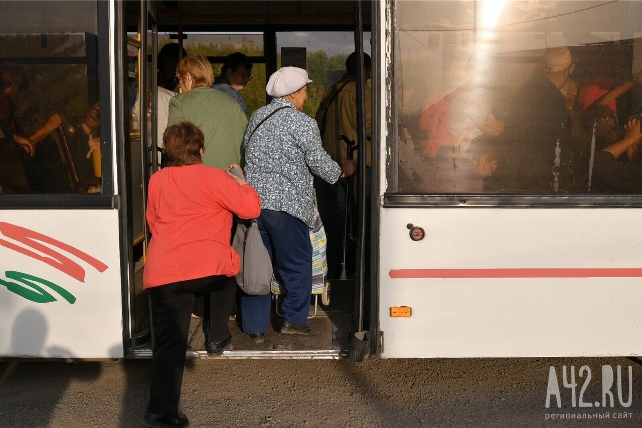 Пассажиры: в Кемерове водитель дачного автобуса заблокировал людей в салоне в жару